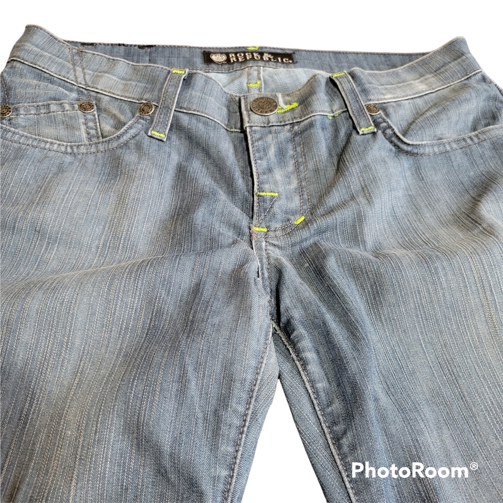 Rock & Republic Mid Rise Flare Leg 25 - Picture 2 of 11